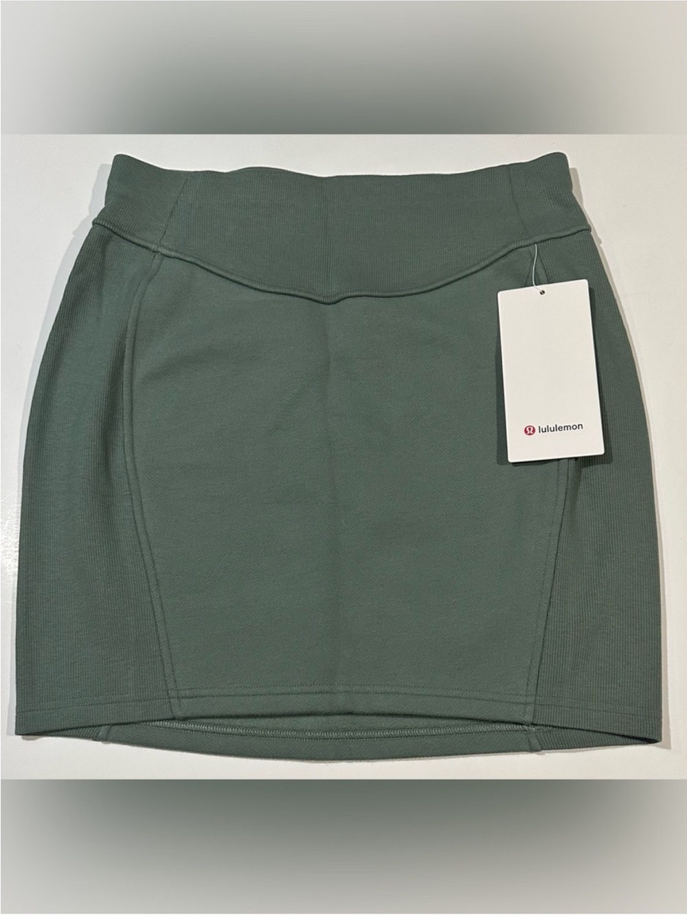 NEW, Lululemon Scuba High Rise Mini Skirt Size Medium Ribbed (GREU) Olive Green - Picture 3 of 11